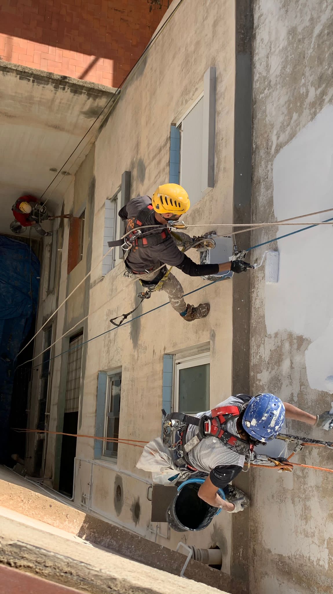 Equipo de alpinistas industriales en obra