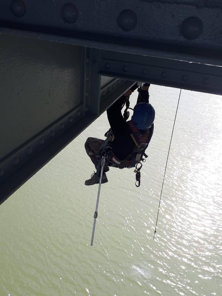 T&eacute;cnico realizando trabajos verticales en fachada